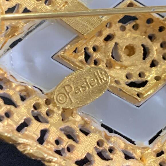 Vintage 1960s Signed Pastelli Mother Of Pearl Scroll Brooch Gold Tone - RARE​​​​ - Picture 7 of 9